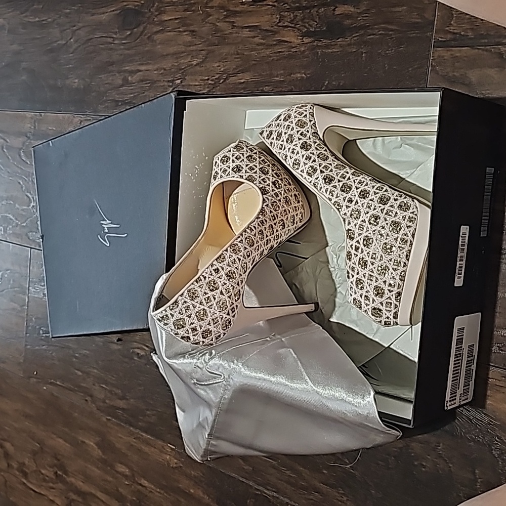 Giuseppe pumps